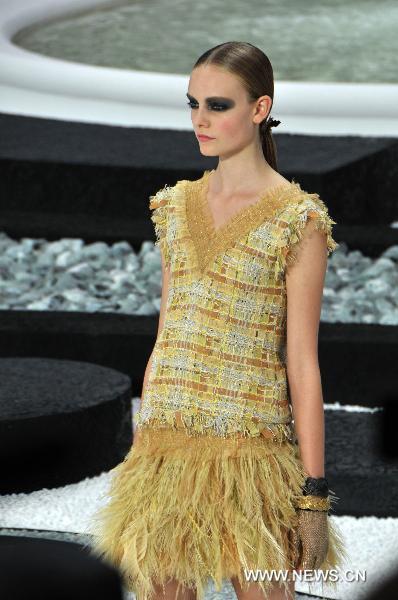 Romantic style sweeps Chanel S/S 2011 show in Paris