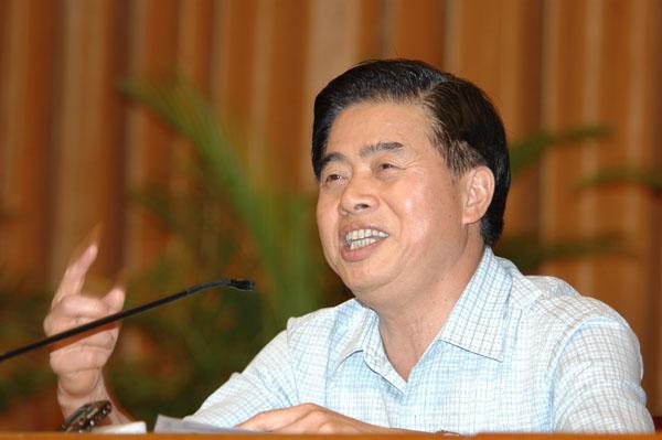 Mr. Huang Huahua delivers speech in our university