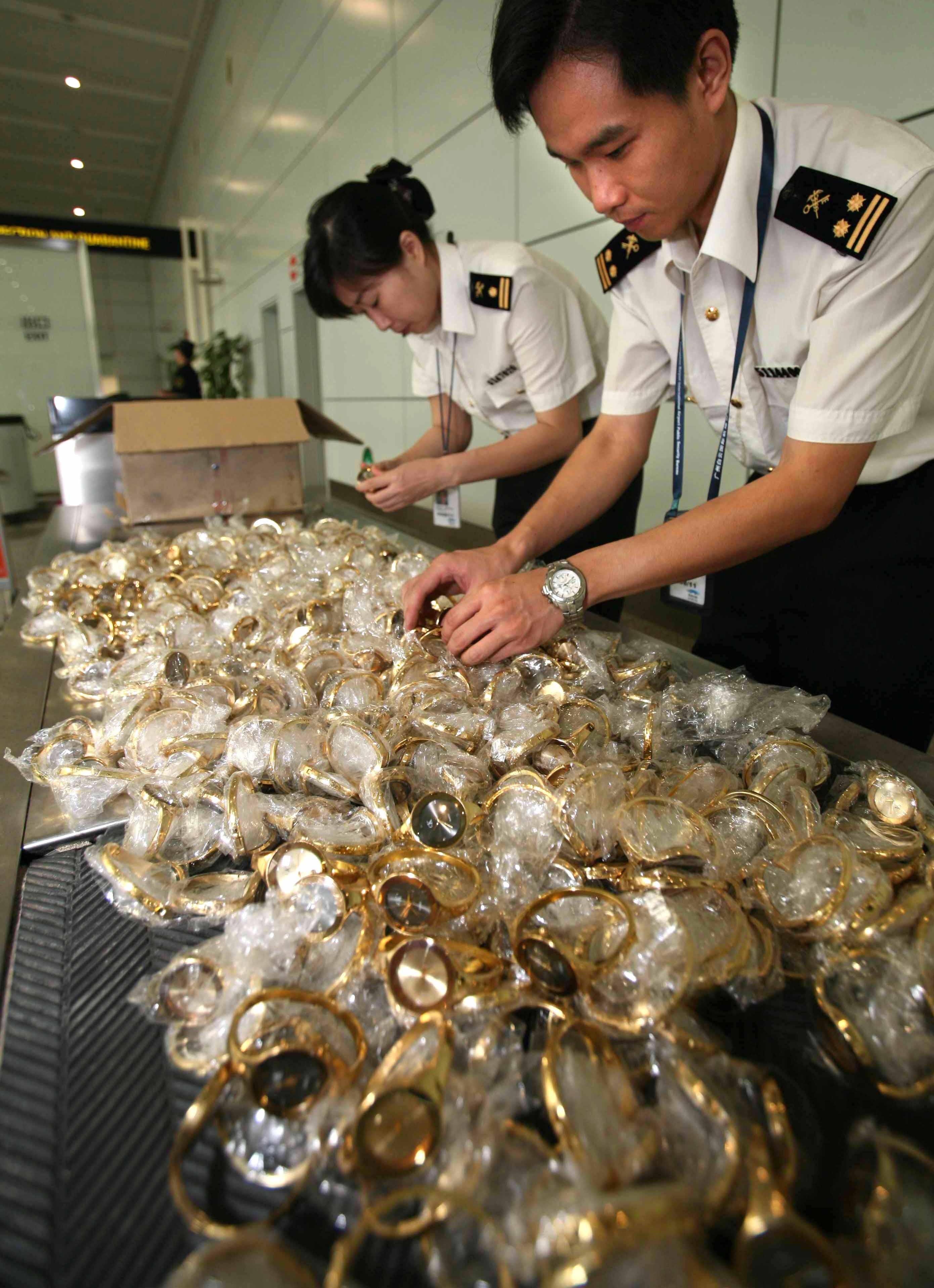Guangzhou Baiyun Airport Customs House Intercepted and Captured 480 Watches Suspected of Infringing on    CK    through Passenger Inspection