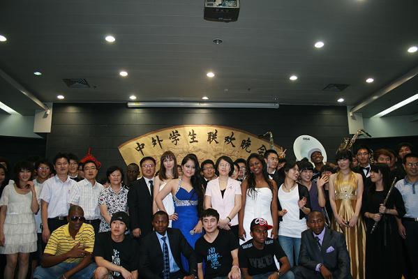 Chinese and Foreign Students Evening Party Held