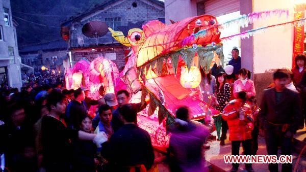 Lantern parade held in E. China's Jiangxi
