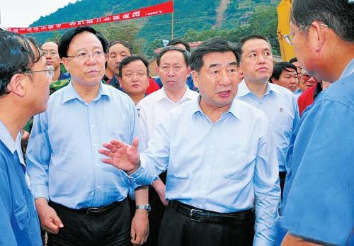 Hui Liangyu visits mudslide-hit areas in Gansu