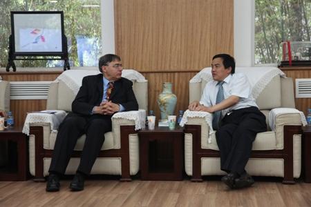 President Su Zhiwu Met with President Ebdon of University of Bedfordshire and His Party