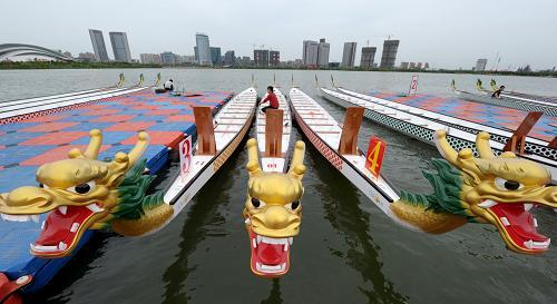 Dragon boat race held in Hefei