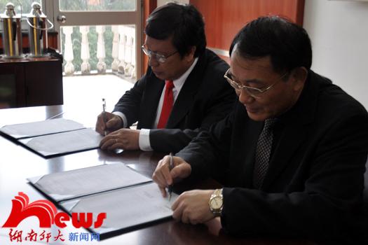 Liu Xiangrong Signs Cooperation Agreement with Vietnam National University