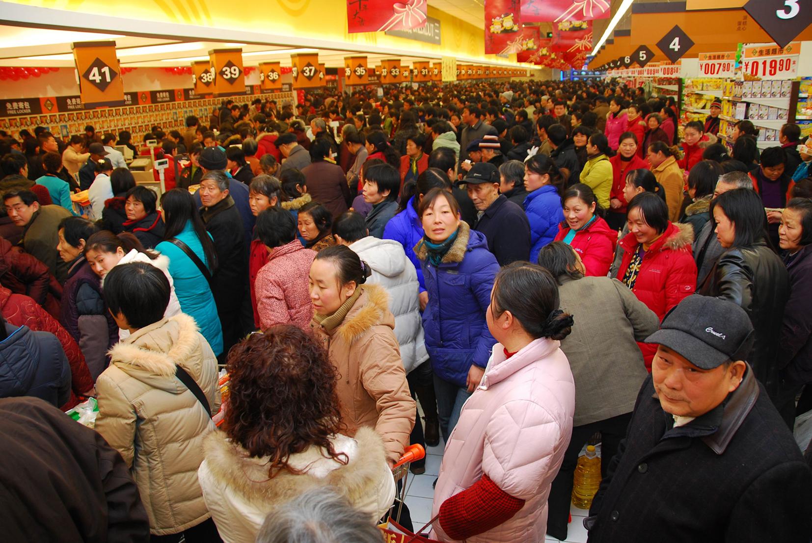 Newly opened Hualian stores in three provinces brought Chinese New Year shopping season.