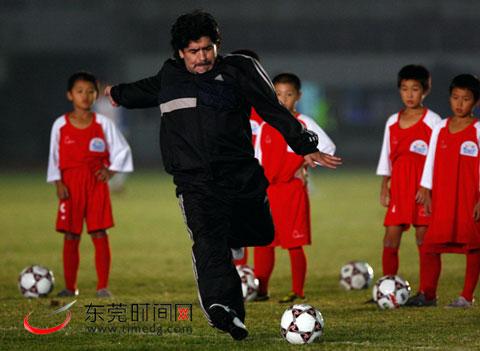 Maradona teaches children soccer skills in Dongguan