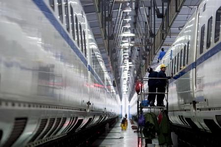 Train maker CNR raises 13.9b yuan from float