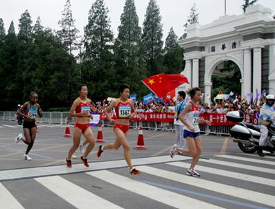 Tsinghua Welcomes Olympic Women Marathon Athletes