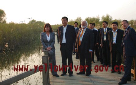Spanish Environment Minister Mrs. Cristina Narbona investigated the Yellow River Estuary