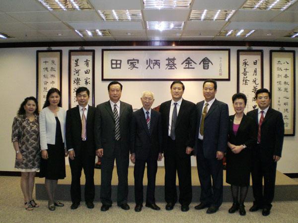 Senior officers from Jinan University meet Mr. Tin Ka Ping in Hong Kong