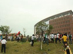 2009 graduates plant trees in 