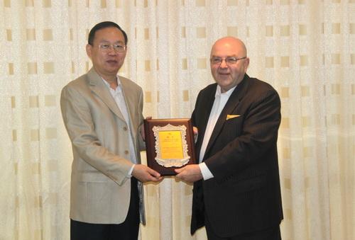 HZU Appoints Foreign Expert as Senior Advisor to the IAO