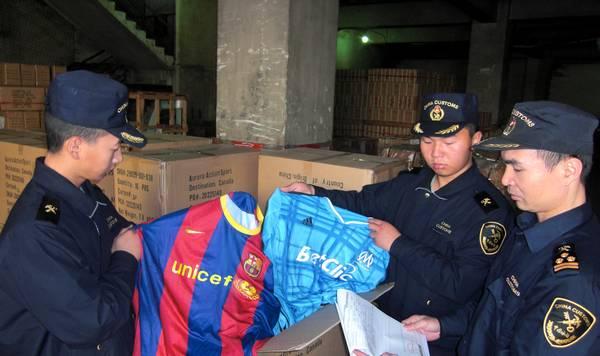 Huangpu Seized 14,000 Infringing Sports Suits (with photo)