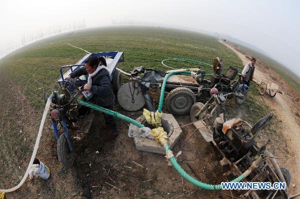 Chinese farmers strive to fight against drought