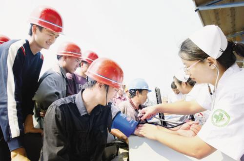 Medical workers offered free physical examinations for construction workers