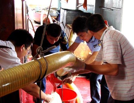 Huangpu Seized 65 Tons Smuggled Palm Oil(with photo)
