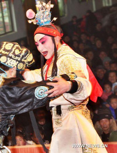 Gan Opera entertains local villagers in E China