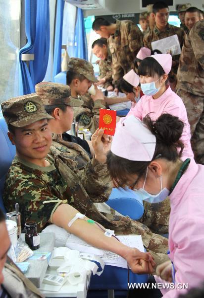 Chinese solders donate blood