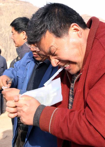 Rescuers send food, letters of hope to trapped Chinese miners