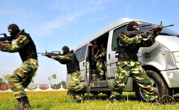 Anti-terrorist Soldiers Train Skills in Huaibei