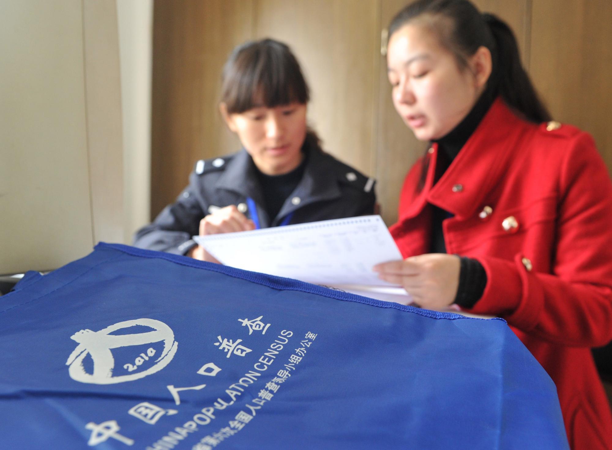 Anhui census takers visit detention center