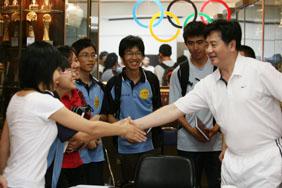 Making an appointment with the President at table tennis