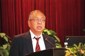 Prof. QIU Chengtong delivers a lecture at SCUT