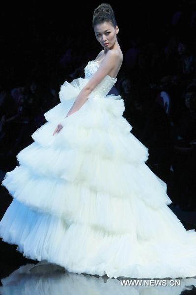 Elegant creations of Lin Zihan grace China Int'l Fashion Week