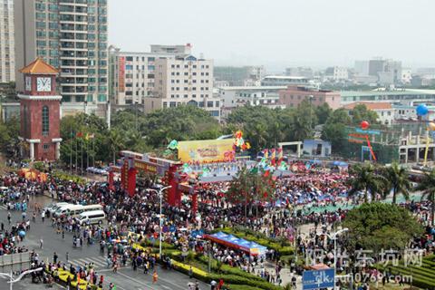 Dongguan holds water-pouring festival
