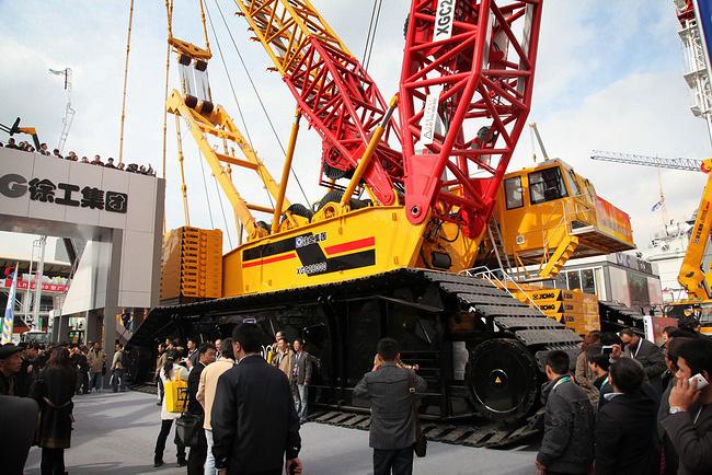 XCMG   s XGC28000 crawler crane became landmark product in Bauma Shanghai