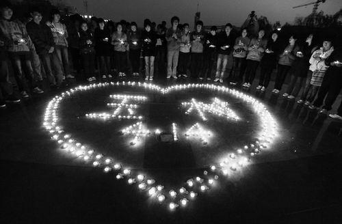 College students mourn Yushu quake victims