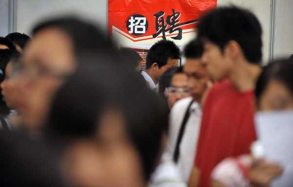 S China job fair attracts thousands of grads