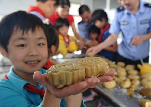 Deaf-mute Children Make Moon Cakes to Enjoy Festival