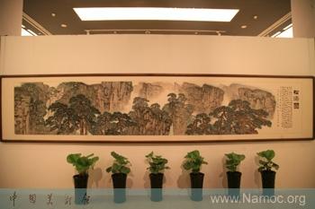 Hou Dechang holds a calligraphy and painting exhibition