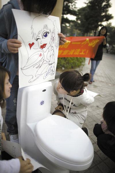 Kissing toilet to arouse attention on public hygiene