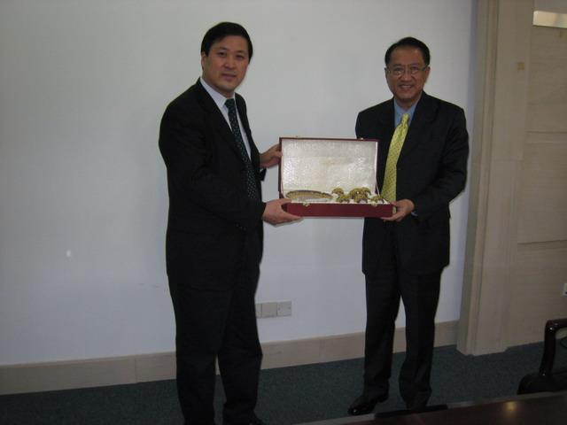Mr. Nuttavudh Photisaro, Consul General of Thailand in Guangzhou visiting Jinan University