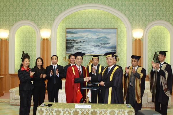 Jiang Xiule Visiting Universities of Japan and Korea