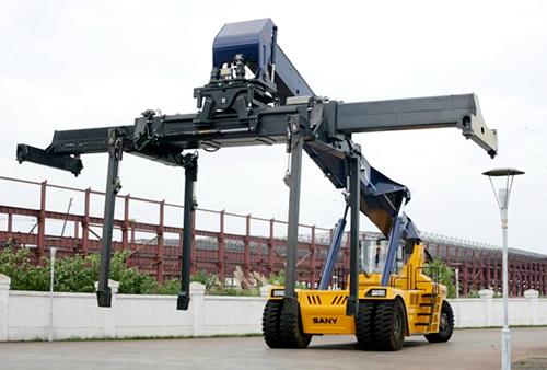 The World Biggest Reach Stacker Successfully Produced