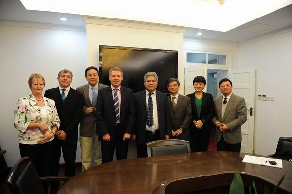 University  of  Southampton  Vice - Chancellor  Don  Nutbeam  Named  Honorary  Professor  by  Nanjing  University