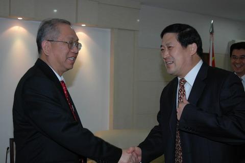 Prof. Shing-Tung Yau, Famous Mathematician and Fields Medalist Visiting Jinan University