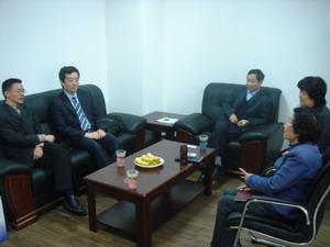 American  Dr.  Wu  Chenbin  Visits  Alma  Mater-  ECUST