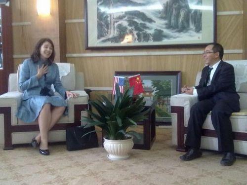 An Official of the American Embassy in Chengdu Visits our University