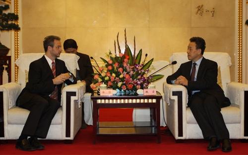 Wei Hong Meets with Hungary Consul General in Chongqing