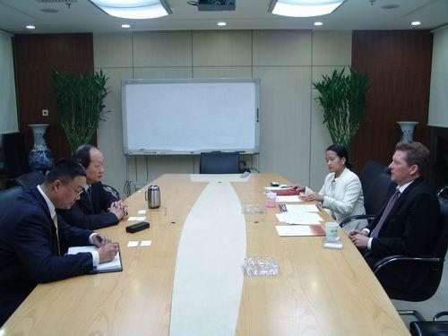 Chairman Tu Meets Delegates of Euromoney Institutional Investors