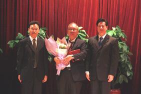 Prof. QIU Chengtong delivers a lecture at SCUT