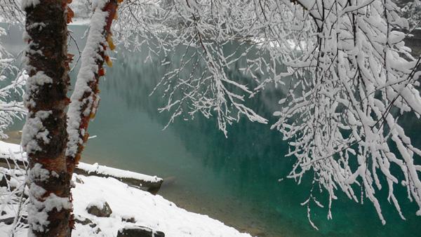 Visitors Flock to a Snowy Jiuzhai Valley