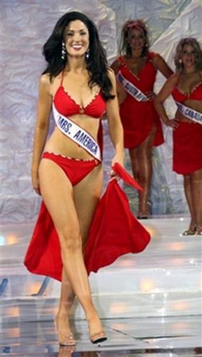 US woman crowned at Mrs. World 2007