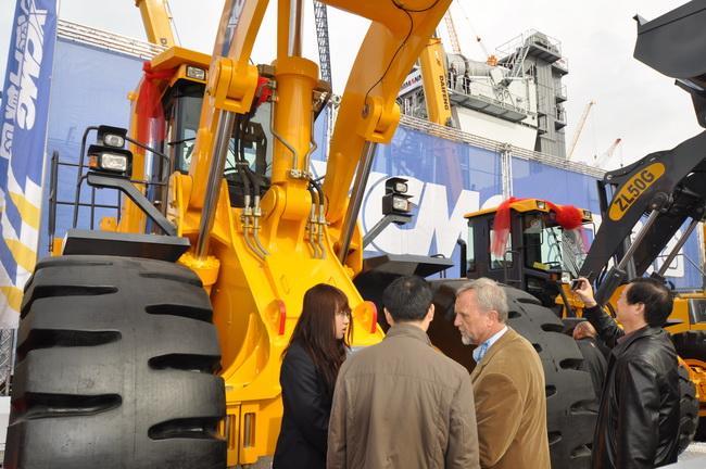 XCMG leads technical development of China earthmoving machinery products to realize historic breakthroughs     XCMG loader LW1200K, the loader with highest tonnage in China, launches brilliantly.