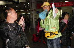 SCUT volunteers serve at Guangzhou Railway Station during 2011 Spring Festival